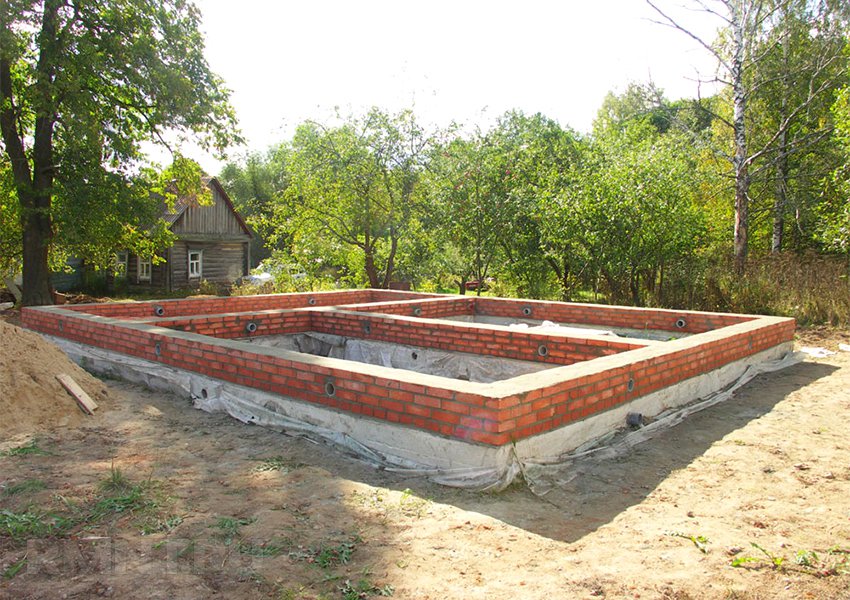 Кирпичный фундамент при строительстве дома